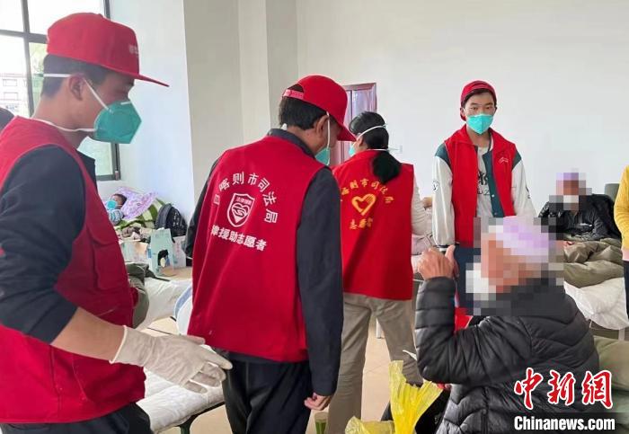 圖為得到妥善安置周到的服務，患者向志愿者豎起大拇指?！∪湛t市委宣傳部供圖