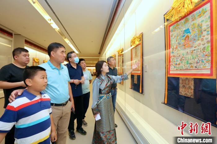 “藏韻瑰寶”藏醫(yī)四部醫(yī)典唐卡珍品展現(xiàn)場(chǎng)?！⒖∩n 攝