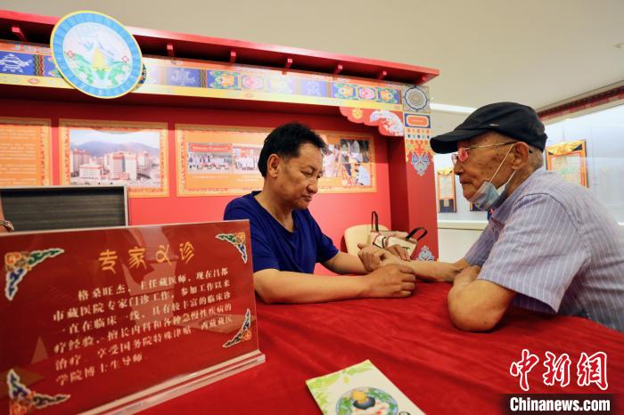 “藏韻瑰寶”藏醫(yī)四部醫(yī)典唐卡珍品展在天津美術(shù)館展出，展覽現(xiàn)場(chǎng)藏醫(yī)專家義診受歡迎?！⒖∩n 攝