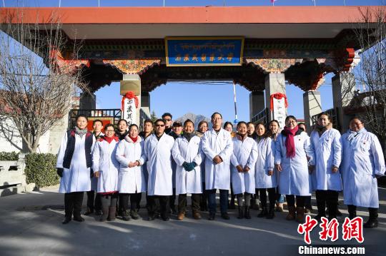 圖為該校師生在更名后的西藏藏醫(yī)藥大學(xué)校門前合影留念。　何蓬磊 攝