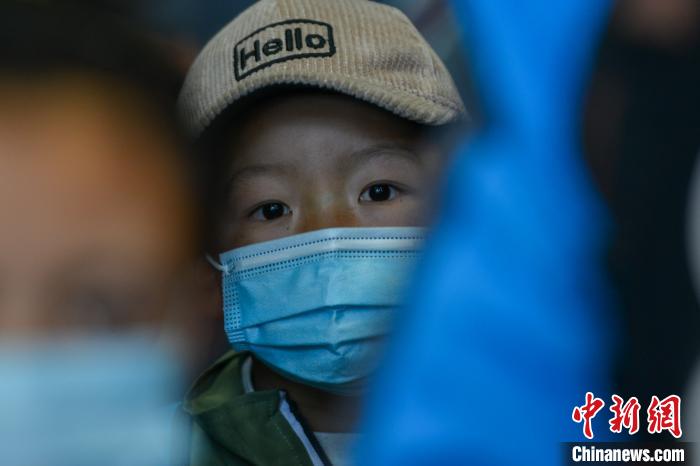 醫(yī)生介紹，孩子們治療后再遵醫(yī)囑服用一段時間藥物后，便可康復?！〗w波 攝