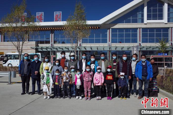 10位接受先心病治療的孩子及家長、工作人員等在日喀則和平機場合影。　江飛波 攝