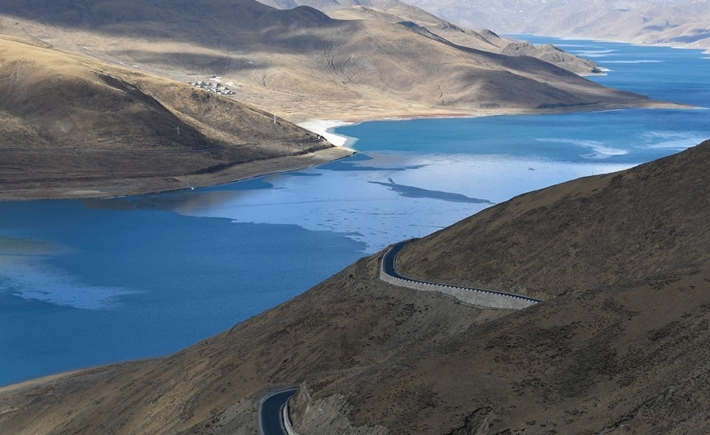 圖為翻越崗巴拉山口后看到的羊卓雍錯(cuò) 攝影:王媛媛.jpg