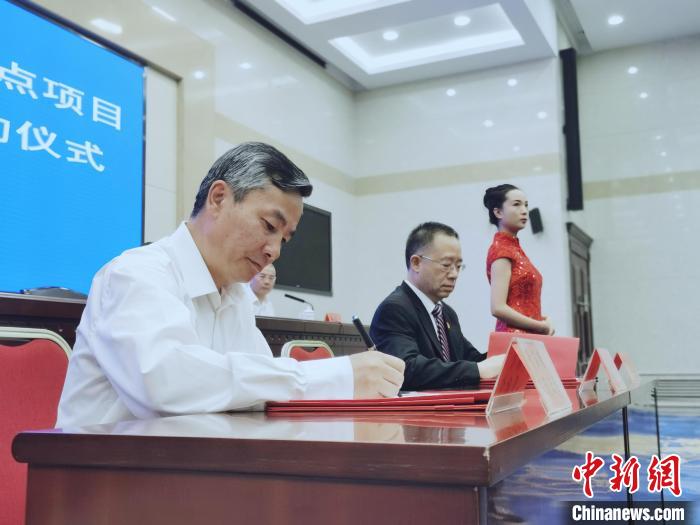 圖為青海省副省長匡湧(左)簽訂合作共建區(qū)域醫(yī)療中心框架協(xié)議?！?zhí)砀?攝