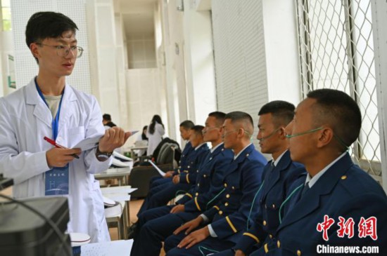 圖為研究團(tuán)隊(duì)成員登記消防員信息?！≮w朗 攝