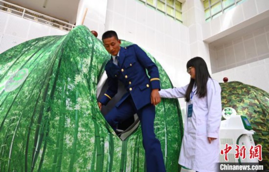 圖為參與完測(cè)試，消防員走出高壓氧倉(cāng)?！≮w朗 攝