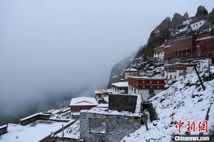 位于孜珠山頂?shù)乃聫R被云霧環(huán)繞，猶如仙境。　江飛波 攝