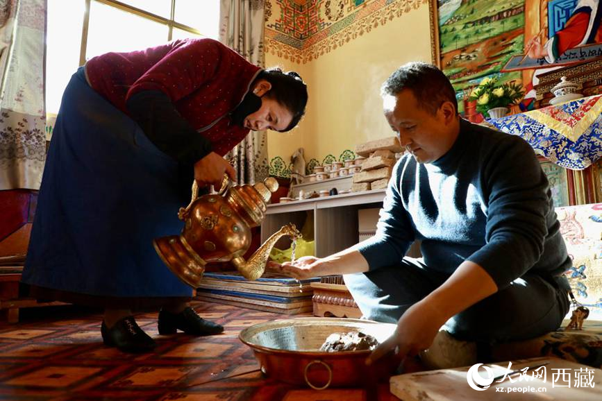 柏木泥與香料糅合成團(tuán)。人民網(wǎng)記者 次仁羅布攝
