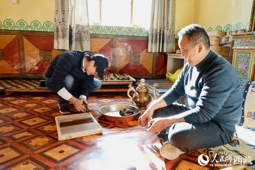 游客正在學(xué)習(xí)制作藏香。人民網(wǎng) 記者次仁羅布攝