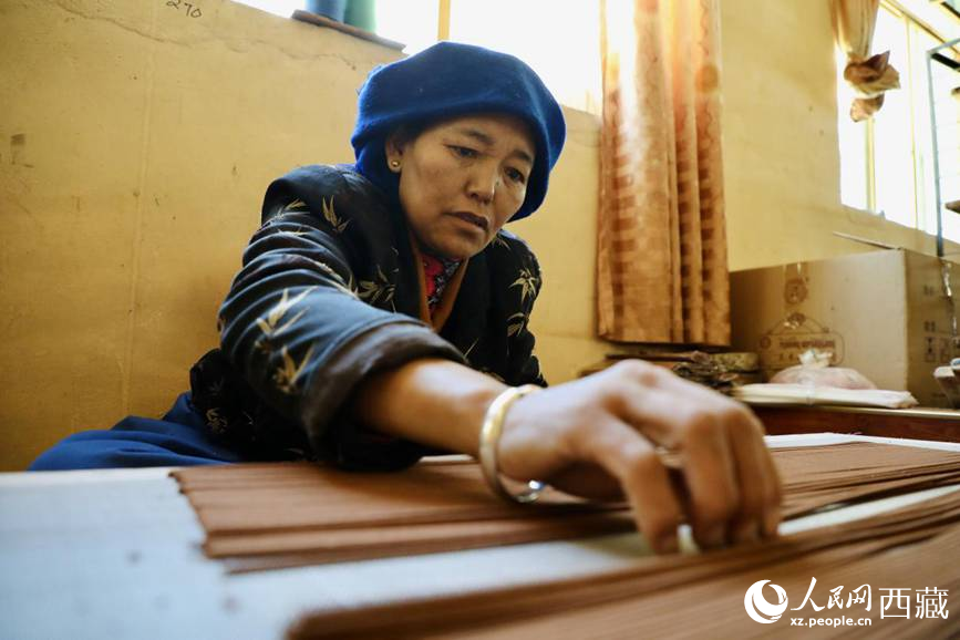 藏香廠的工人們堅(jiān)持手工制作藏香。人民網(wǎng)記者 次仁羅布攝