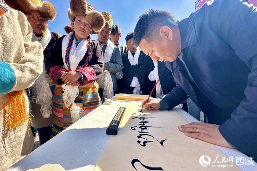 書法家為祈福一年的豐收提筆祝詞。
