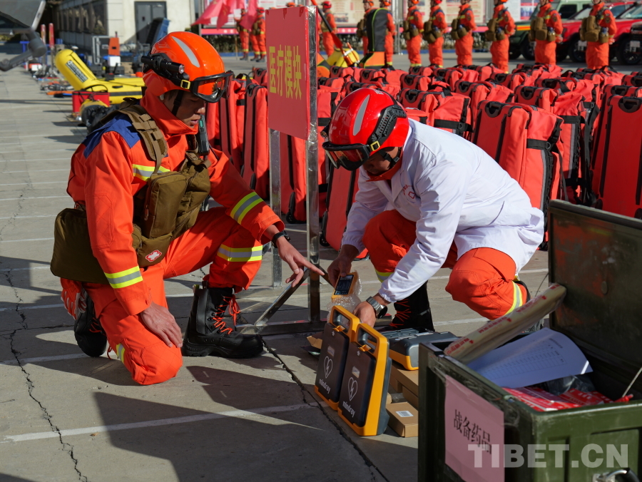 圖為 抽查自動體外除顫機 作者丹增平措.JPG 圖為 抽查自動體外除顫機 作者丹增平措.JPG