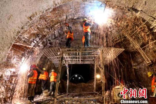 圖為施工人員正在進行隧道支護焊接作業(yè)?！￡悤?攝