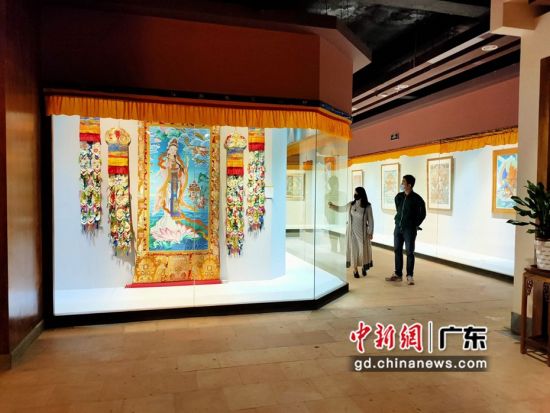 80余幅國(guó)家級(jí)非遺大師希熱布唐卡作品東莞展出。圖為展出的唐卡作品色澤鮮艷(徐倩 攝)