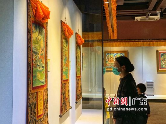 80余幅國家級非遺大師希熱布唐卡作品東莞展出。圖為充滿神秘色彩的唐卡作品吸引人駐足觀看(徐倩 攝)