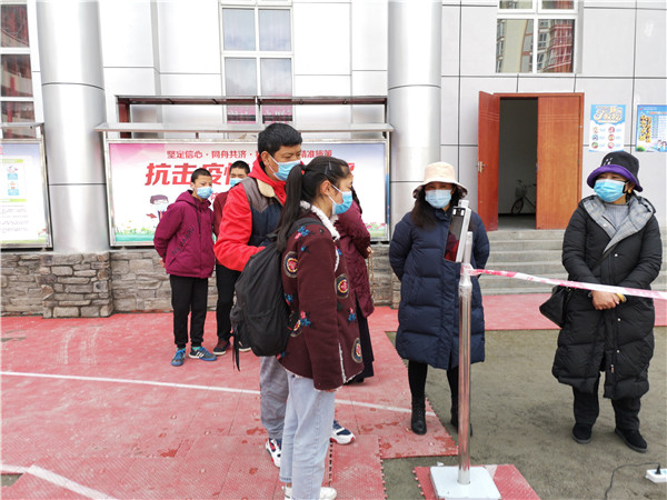 圖片默認(rèn)標(biāo)題_fororder_1、學(xué)生排隊(duì)進(jìn)入校園-攝影-左斌