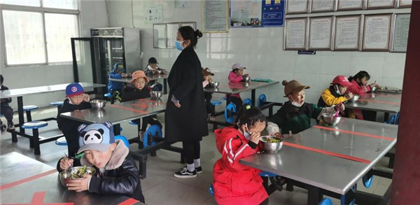 圖片默認(rèn)標(biāo)題_fororder_3、錯(cuò)峰就餐的學(xué)生們-攝影-左斌