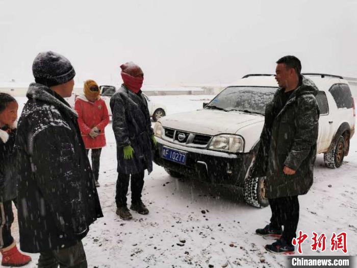 圖為扎西鬧吾(右一)與當(dāng)?shù)啬翍艚徽?。郵儲(chǔ)銀行青海省分行供圖