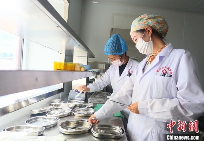 7月下旬，夏河縣人民醫(yī)院醫(yī)生進行手術用具的消毒清潔?！「哒?攝