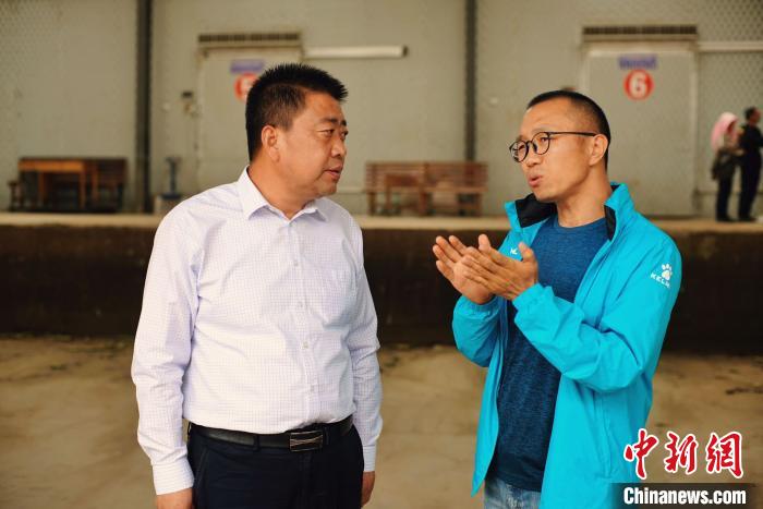 天?？h委書記李鵬(左)接受自媒體“碼頭青年”主編林飛(右)采訪?！￡I道華 攝