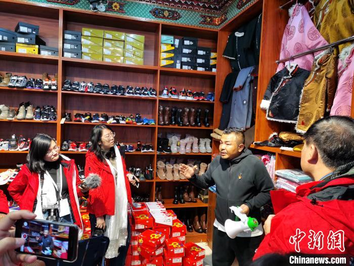 圖為中外媒體在玉樹州玉樹市甘達(dá)村采訪?！?zhí)砀?攝