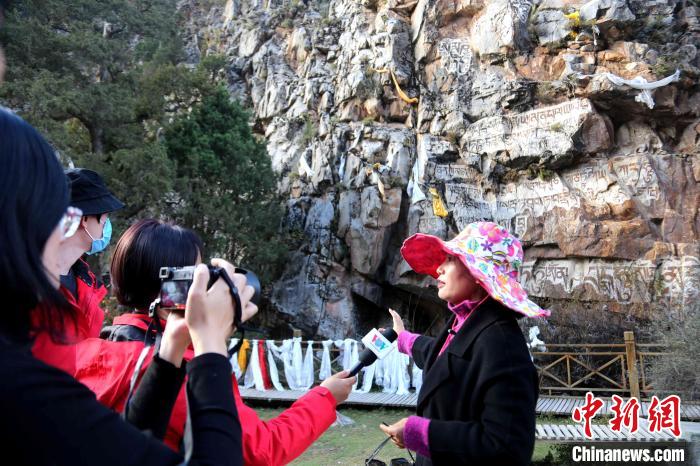 圖為中外媒體在玉樹州玉樹市采訪文旅融合情況?！?zhí)砀?攝