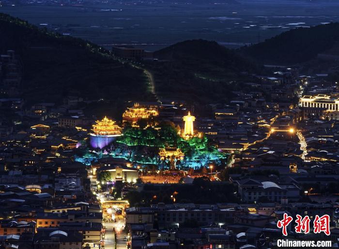圖為滇藏茶馬古道重鎮(zhèn)獨(dú)克宗古城已成為知名旅游景點(diǎn)?！『蜁匝?攝