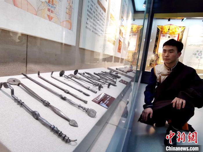 圖為陳展的藏醫(yī)手術(shù)器械?！?zhí)砀?攝