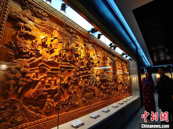 圖為青海大學(xué)民族醫(yī)學(xué)博物館陳展的歷代知名藏醫(yī)浮雕?！?zhí)砀?攝