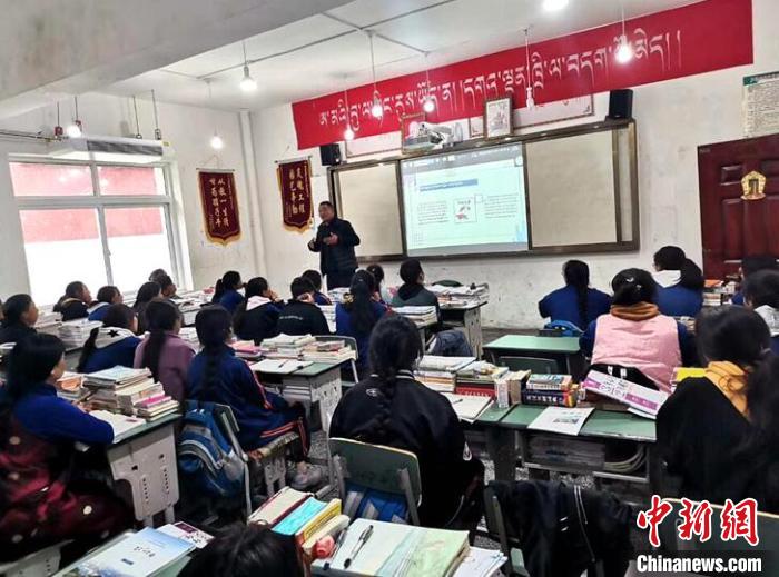 學(xué)生在免費(fèi)輔導(dǎo)班上課?！∧岈敵?攝