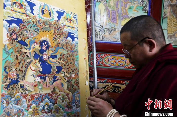 青海塔爾寺藝僧印巴尖措:花一輩子傳承藏族指尖技藝