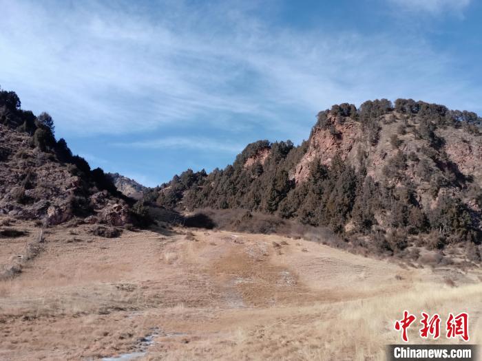 圖為坎布拉外圍地區(qū)的古火山口。孫揚(yáng)益 供圖 孫揚(yáng)益 供圖 攝