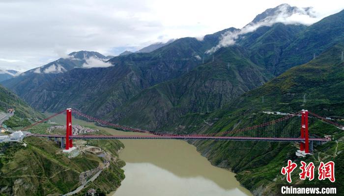 圖為雅康高速瀘定大渡河大橋?！⒅铱?攝