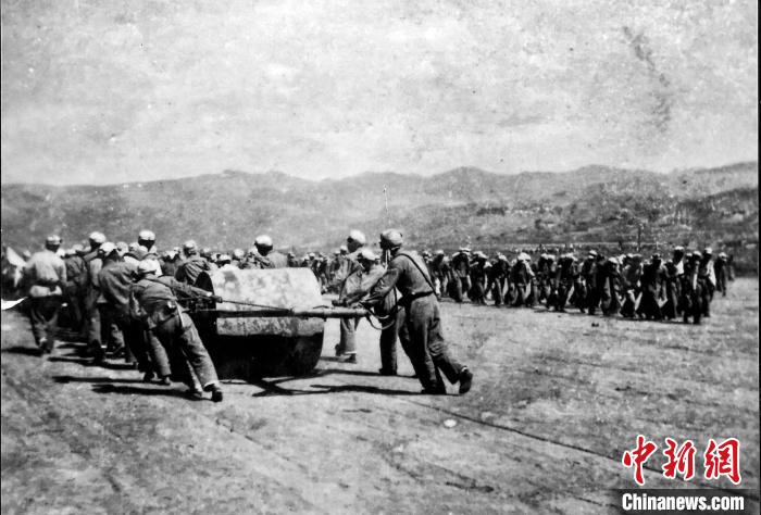十八軍戰(zhàn)士修建機(jī)場(chǎng)跑道。(歷史圖片由十八軍后代張小康提供，劉炳科翻拍)