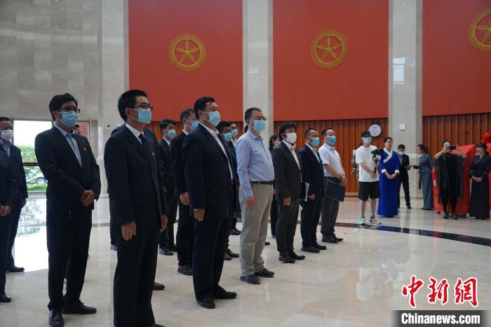 圖為掛牌儀式現(xiàn)場?！∨擞隄?攝