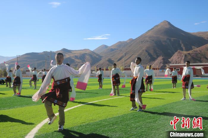 圖為青海師范大學(xué)附屬玉樹實(shí)驗(yàn)學(xué)校學(xué)生在綠茵場(chǎng)跳起囊謙古舞—卓根瑪?！〕逃?攝