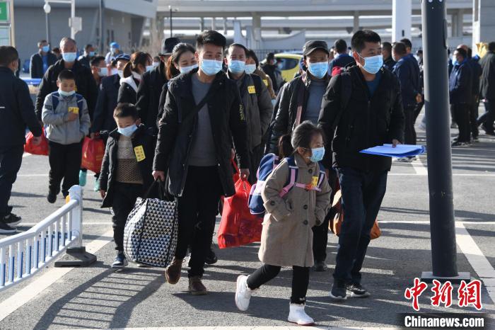 圖為搬遷民眾剛出火車站?！《P 攝