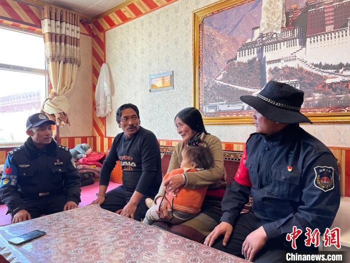 圖為派出所民警和義警入戶(hù)了解情況?！∑罾C娟 攝