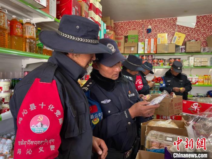 圖為派出所民警和義警對(duì)沿街店鋪檢查。　祁繡娟 攝