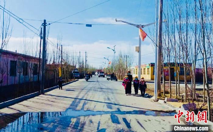 圖為黃河源昆侖社區(qū)馬路的一角?！「駹柲臼形麄鞑?供圖