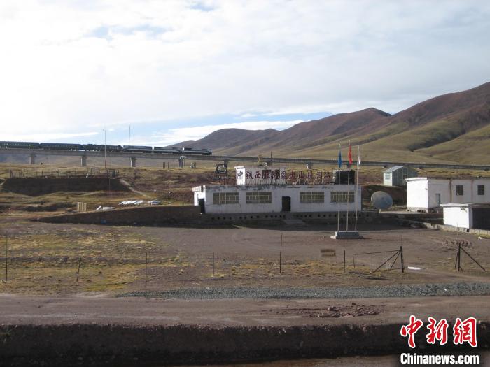 圖為青藏鐵路通車后列車經(jīng)過中鐵西北院風(fēng)火山觀測(cè)站。(資料圖) 中鐵西北科學(xué)研究院供圖