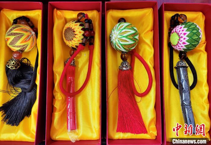 圖為藏繡手工藝品?！∑钤鲚?攝