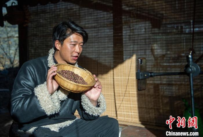 洛桑在鏡頭前介紹家鄉(xiāng)特產(chǎn)。　劉忠俊 攝