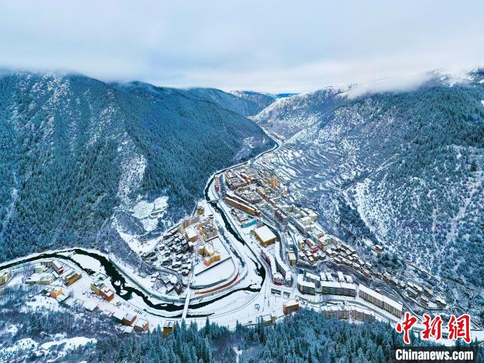壤塘的雪后美景?！∪捞量h融媒體中心供圖