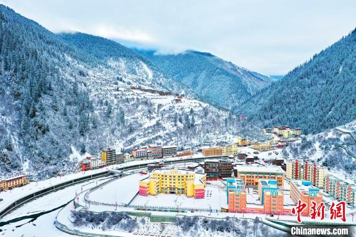 壤塘的雪后美景?！∪捞量h融媒體中心供圖
