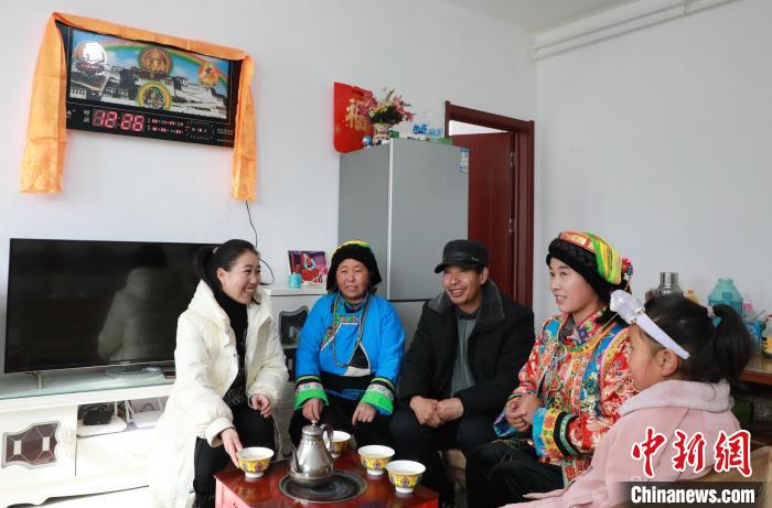 新家是兩層小樓房，一樓布置得充滿現(xiàn)代感，喝著藏式奶茶，一家人聊著今年春節(jié)怎么過。　丁思 攝
