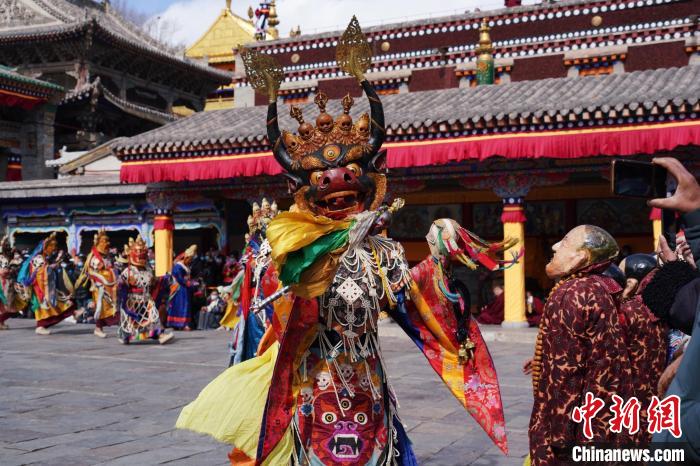 圖為塔爾寺僧侶進行“跳欠”儀式?！●R銘言 攝