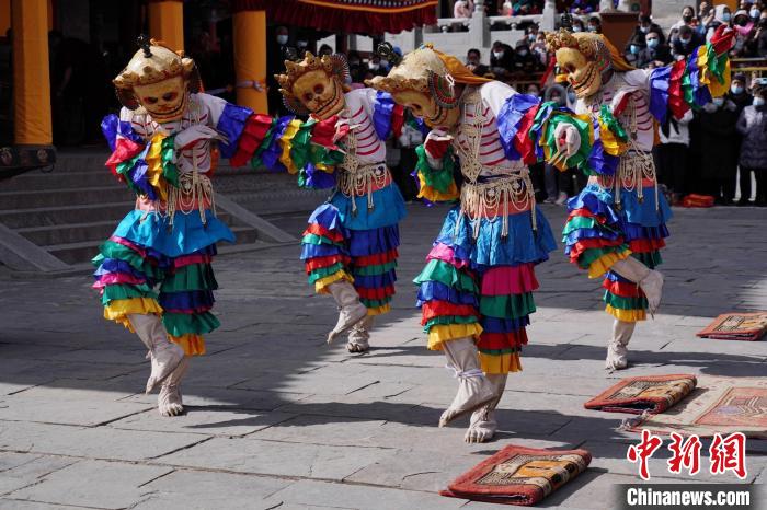 圖為塔爾寺僧侶進(jìn)行“跳欠”儀式?！●R銘言 攝