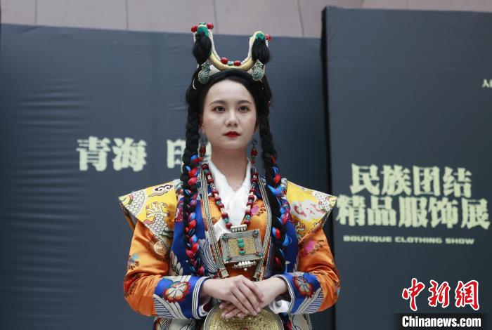圖為模特展示藏族服飾?！●R銘言 攝