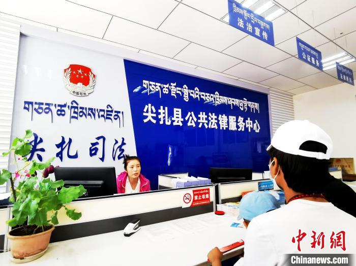 （人民幸福生活）探訪(fǎng)青海尖扎法律援助中心：應(yīng)援盡援，給弱勢(shì)群體筑法律后盾